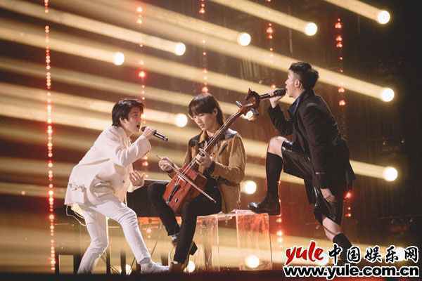 《明日之子乐团季》迎四进三半决赛 银河系淘汰徐洋跪地亲吻舞台