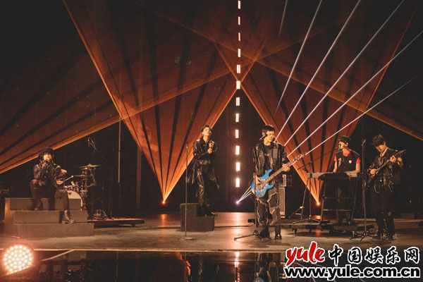 《明日之子乐团季》迎四进三半决赛 银河系淘汰徐洋跪地亲吻舞台