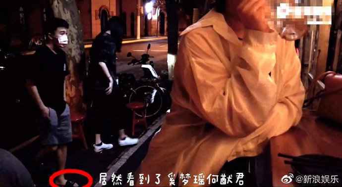 偶遇奚梦瑶何猷君吃路边摊 低调又接地气