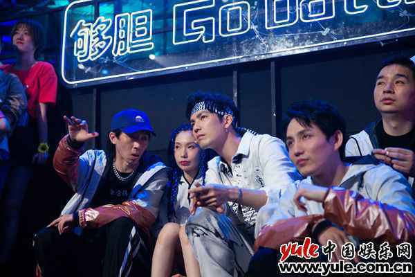 钟汉良《街舞3》舞台落泪 暖心发文向选手告别引网友泪目