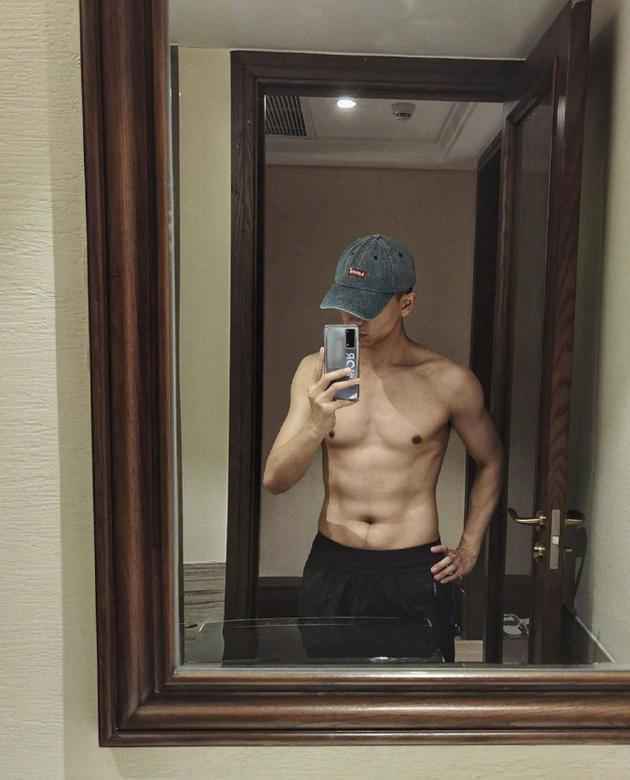 李现给腹肌打码 粉丝调侃：怎么还有两幅面孔？