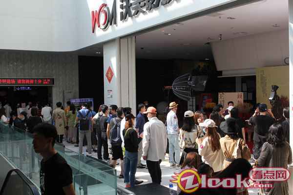 图3首映礼观众等待入场 《朝颜》首映礼获赞 众人齐聚为女性电影佳作喝彩