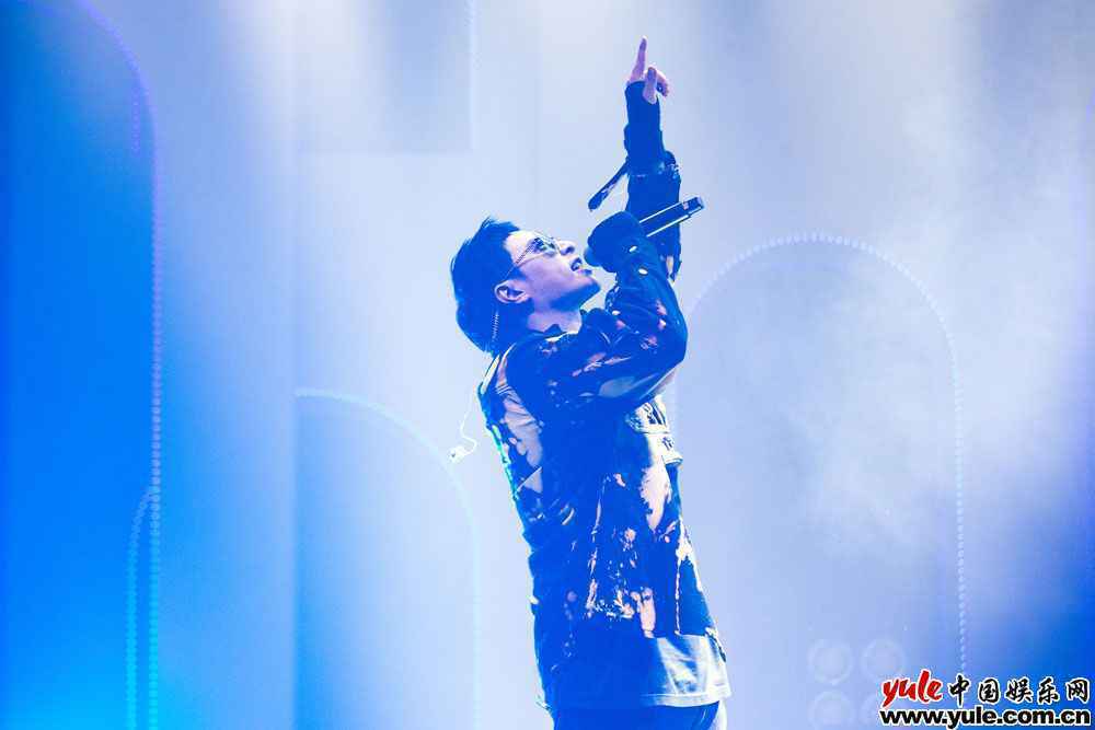 「亚洲唱跳天王」潘玮柏举办线上「专辑首唱会」，斥资打造五大场景还原《巴比伦》MV现