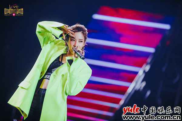 第四届《最爱金曲榜》爱在东方美谷音乐盛典热情上演 丁当黄龄金莎袁咏琳登台献演