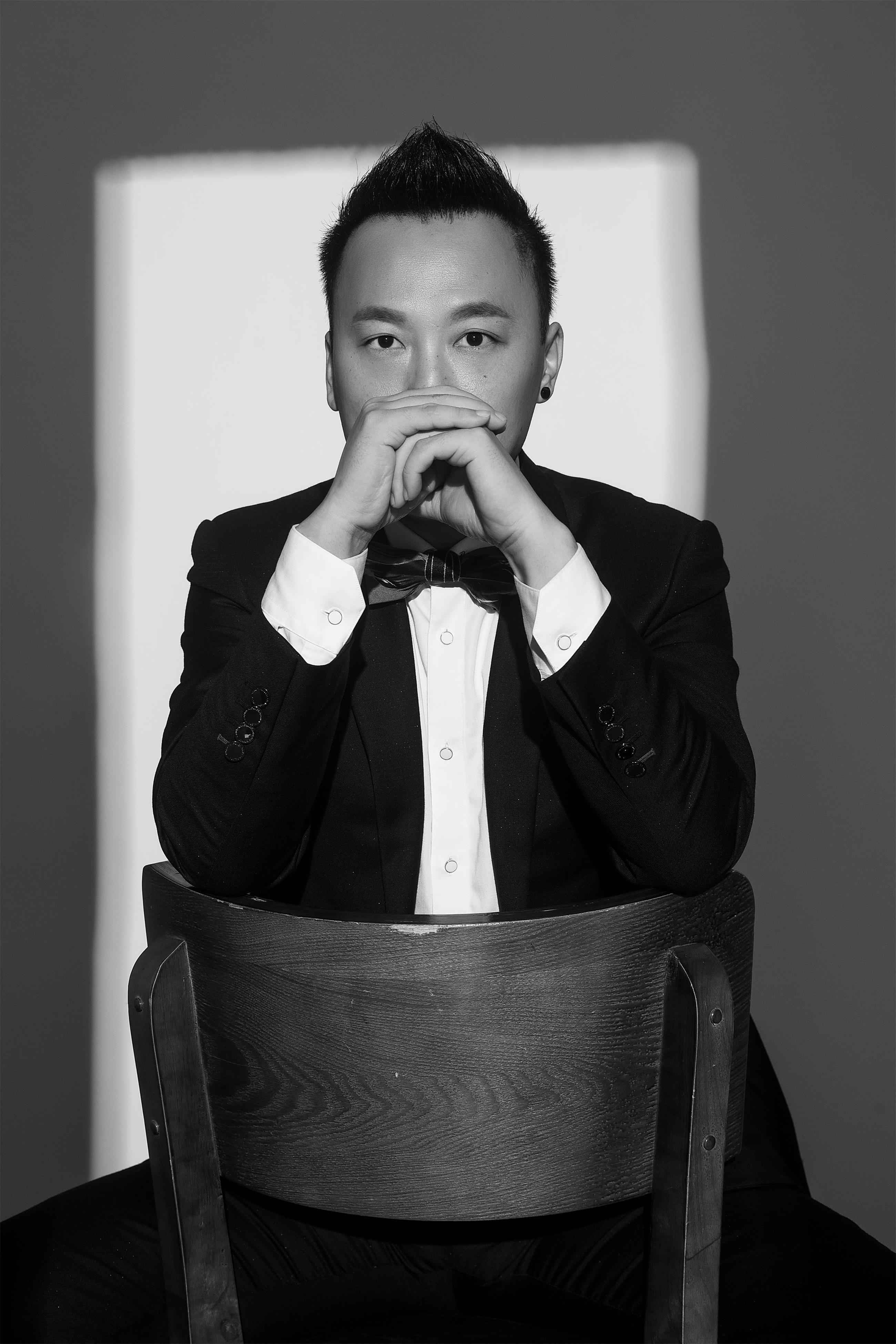 内地华语男歌手向飞献给父亲的歌《我知道你在天上看着我》温暖上市