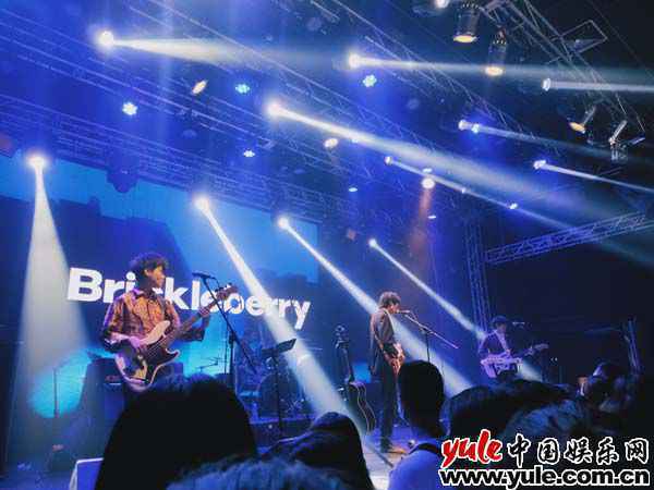 脆莓同名新专上线——这是脆莓的世界,也是你们的世界