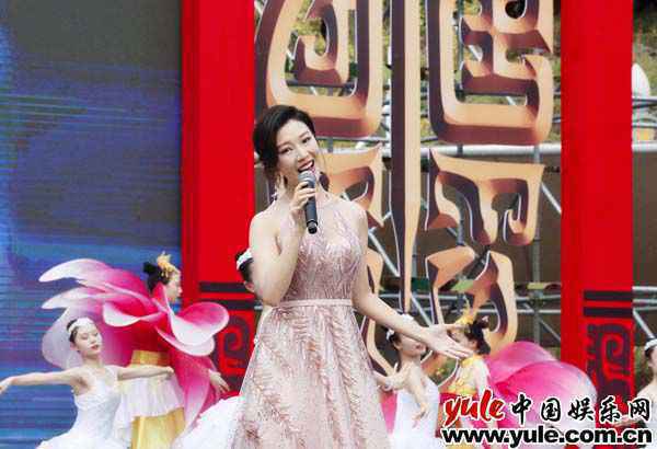 常思思受邀出席中国农民丰收节活动 完美花腔高音致敬劳动者