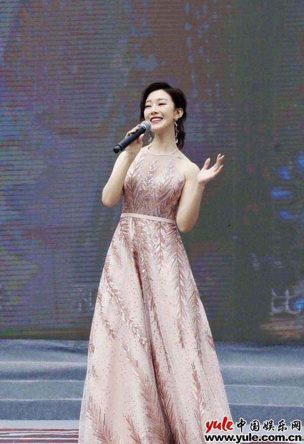 常思思受邀出席中国农民丰收节活动 完美花腔高音致敬劳动者