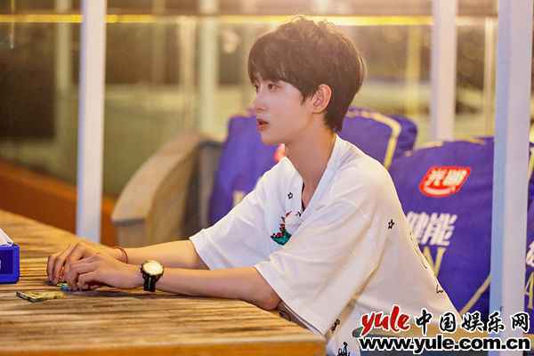 《完美的夏天》成员获“荣誉岛民”称号，黄新淳金子涵变废为宝