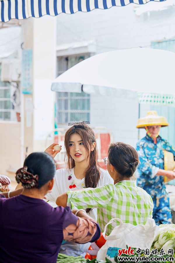 《完美的夏天》成员获“荣誉岛民”称号，黄新淳金子涵变废为宝