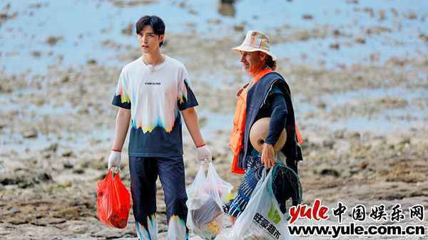 《完美的夏天》吴宣仪张晓龙“种珊瑚” 拍摄短视频呼吁环保