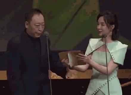 倪大红怎么了？受邀颁奖神情恍惚引网友担忧