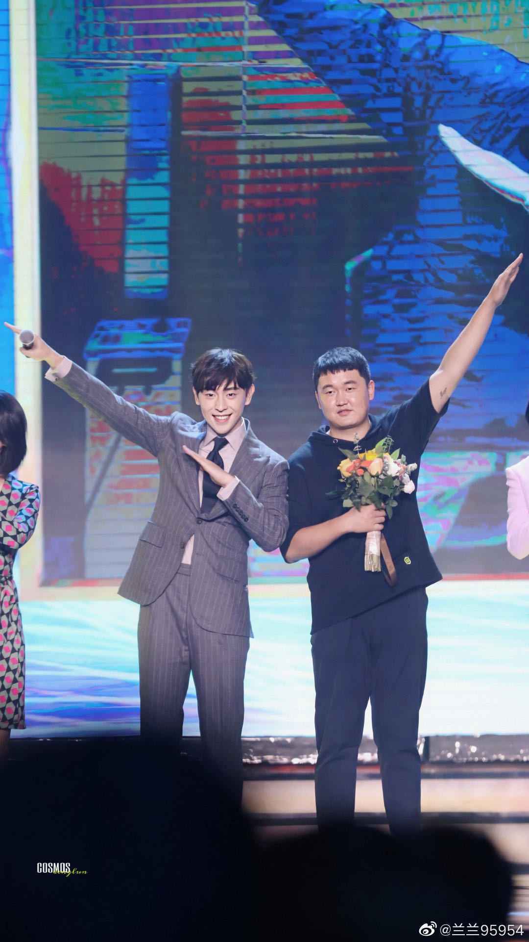 平凡的英雄！邓伦致敬误闯武汉的大连小伙