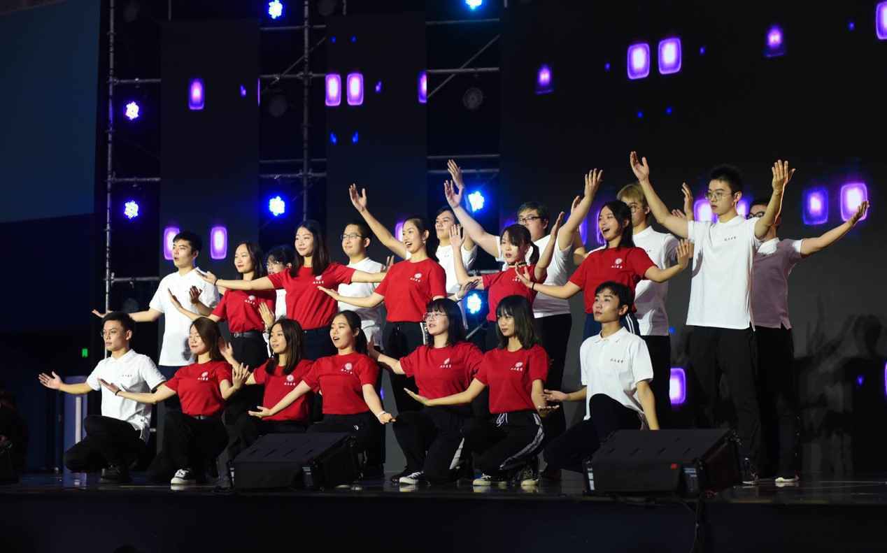 时代强音致敬北大医学 虎牙《真正的歌手》校园巡演首场开唱