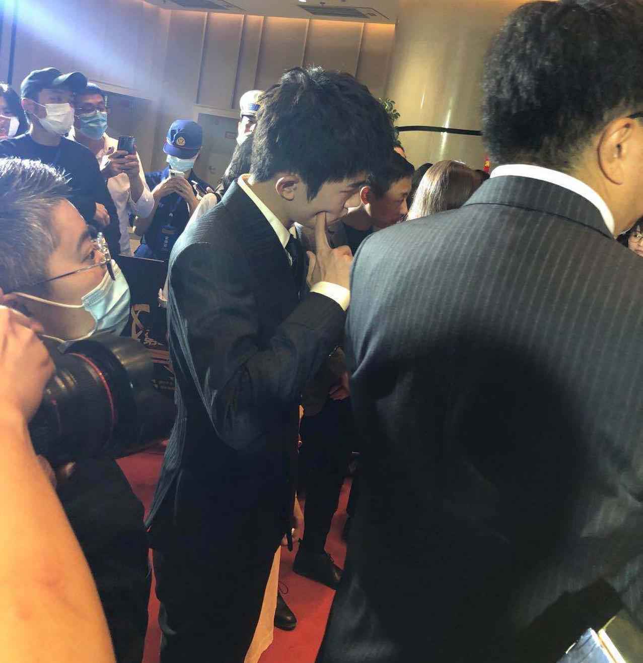 易烊千玺戳自己脸蛋 反差萌令粉丝尖叫不已