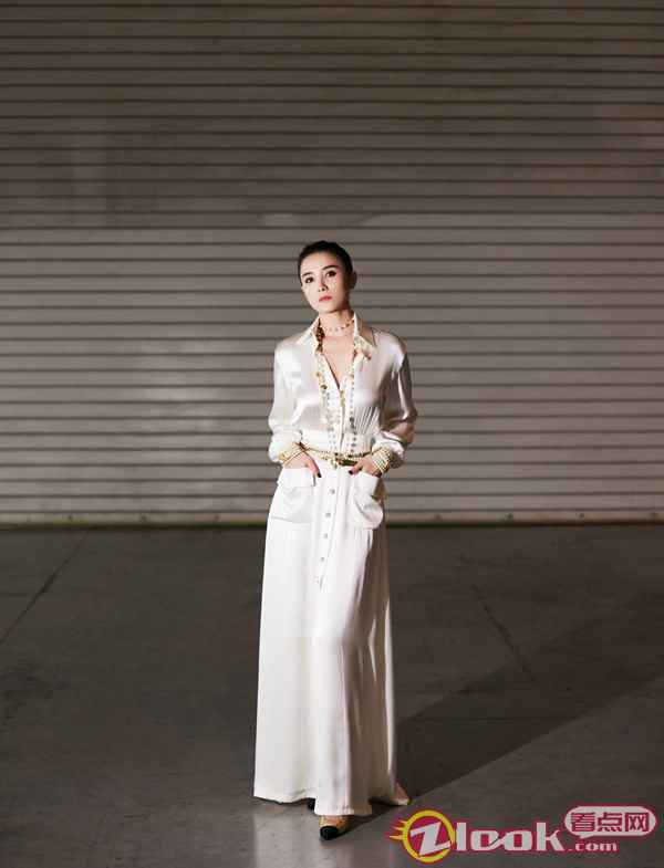 宋佳任金鹰节颁奖嘉宾 与李易峰同框似豪门姐弟