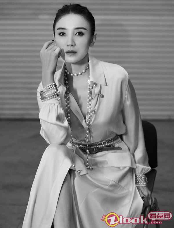 宋佳任金鹰节颁奖嘉宾 与李易峰同框似豪门姐弟