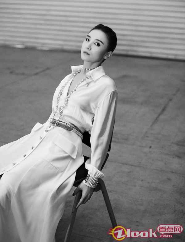 宋佳任金鹰节颁奖嘉宾 与李易峰同框似豪门姐弟