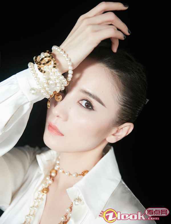 宋佳任金鹰节颁奖嘉宾 与李易峰同框似豪门姐弟