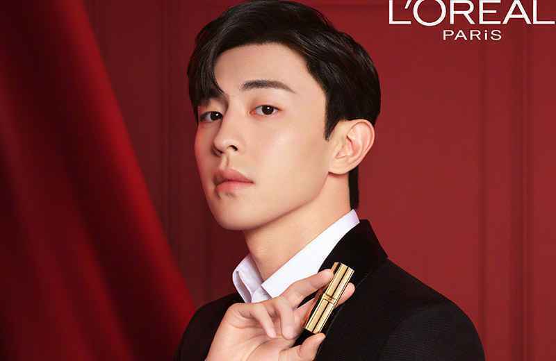 《密室大逃脱》最新路透照，路边一袭粉色耀眼，网友纷纷表示：赶紧开播