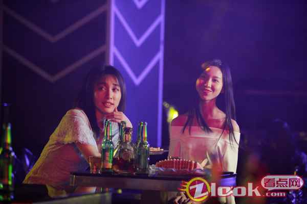 《爱情呼叫等待》定档11月11日 年度轻松解压喜剧献映双十一