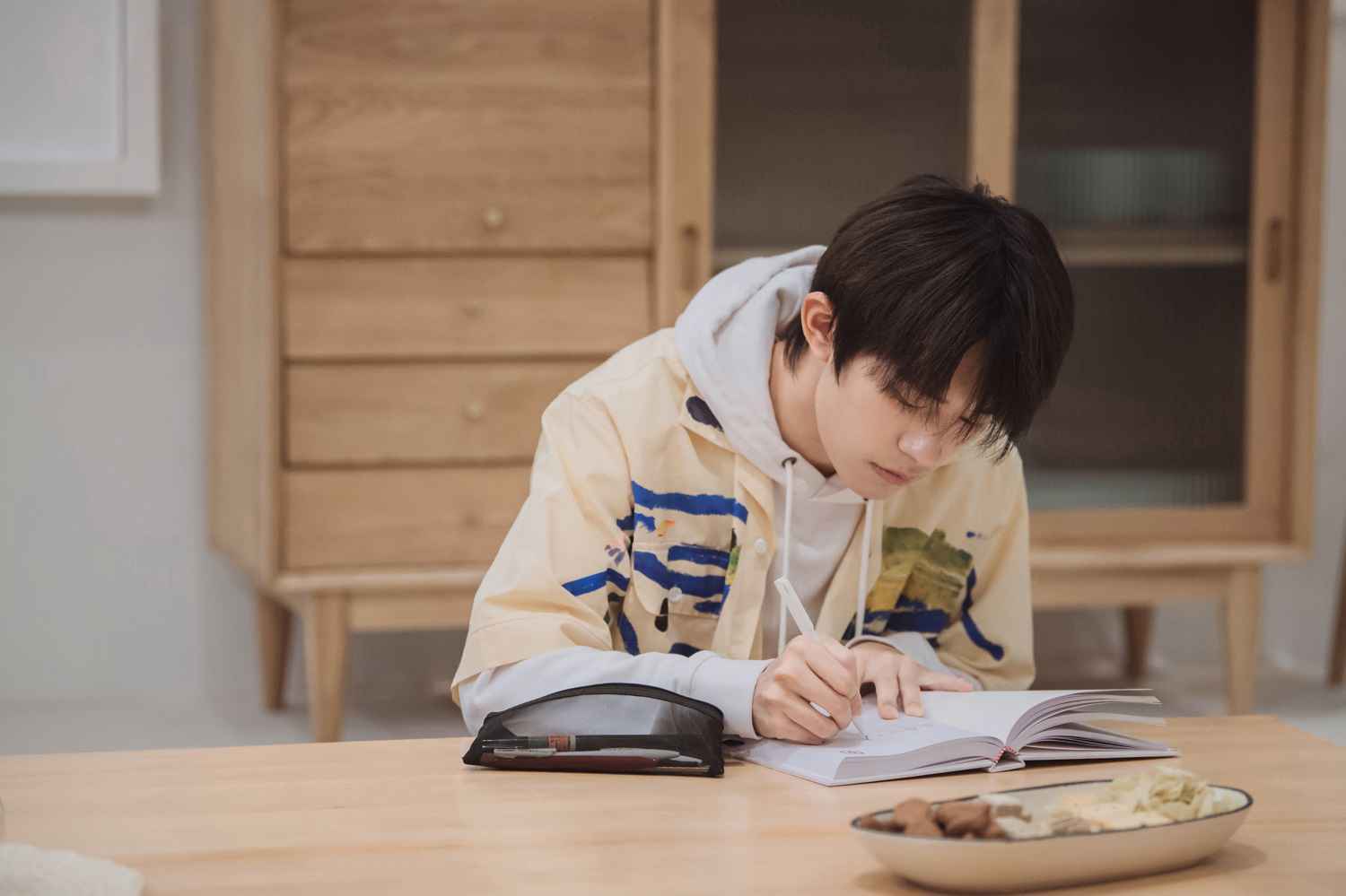 易烊千玺《朋友请听好》化身撸猫少年 暖心细腻