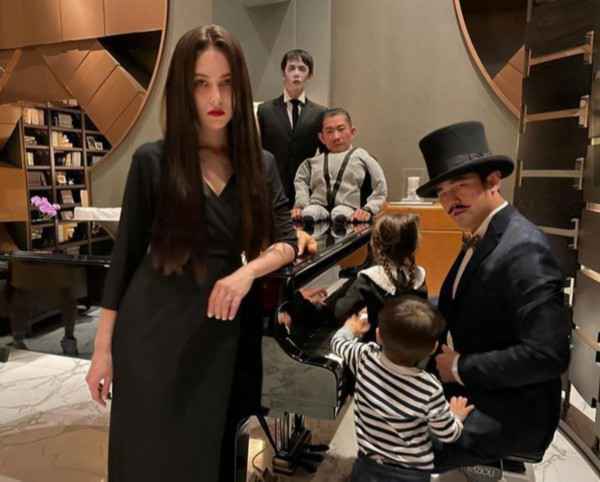 周杰伦全家cos亚当斯一家，神态冷峻惟妙惟肖更加养眼