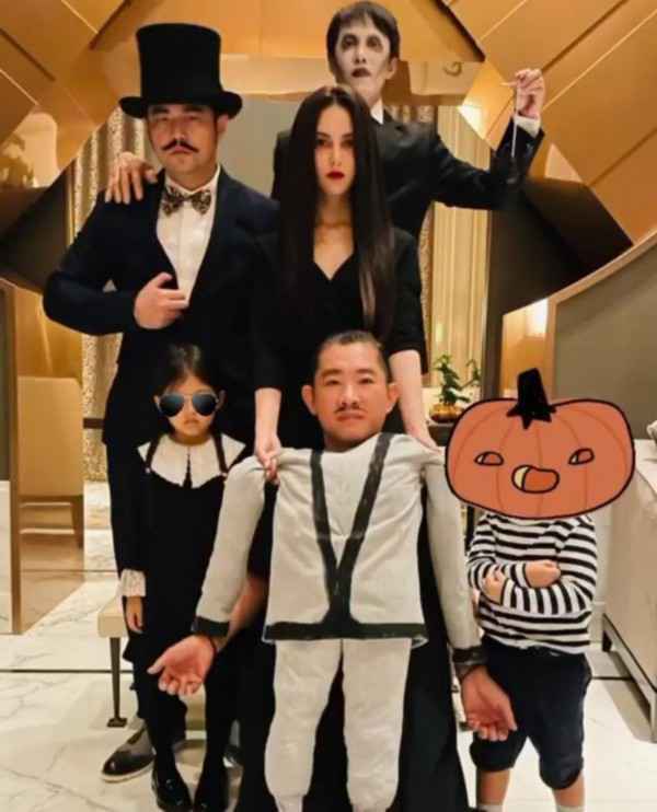 周杰伦全家cos亚当斯一家，神态冷峻惟妙惟肖更加养眼