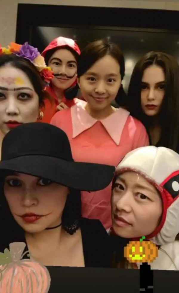 周杰伦全家cos亚当斯一家，神态冷峻惟妙惟肖更加养眼