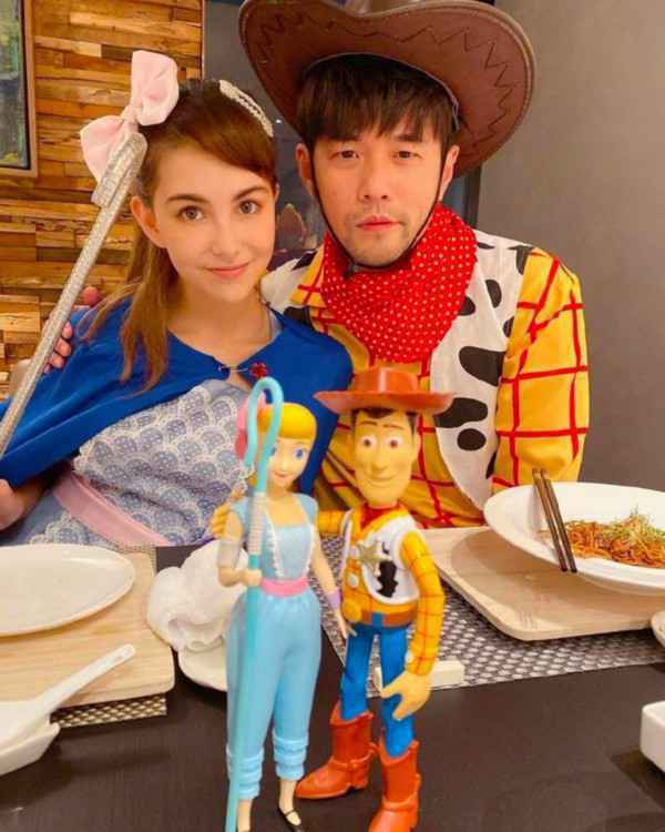 周杰伦全家cos亚当斯一家，神态冷峻惟妙惟肖更加养眼