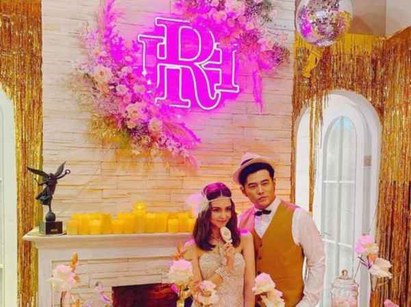 周杰伦全家cos亚当斯一家，神态冷峻惟妙惟肖更加养眼