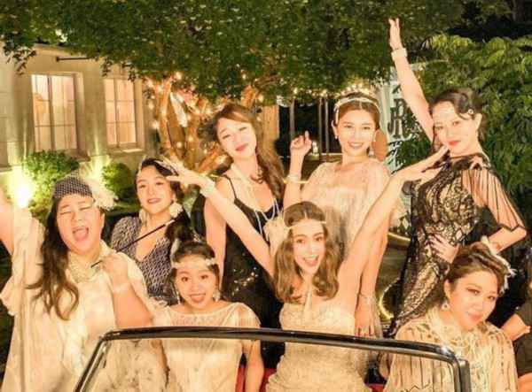 周杰伦全家cos亚当斯一家，神态冷峻惟妙惟肖更加养眼