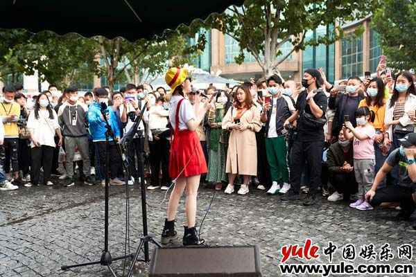 冯提莫《街头音浪》开口跪 武汉街头暖心开唱