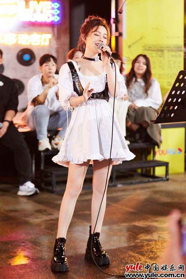 冯提莫《街头音浪》开口跪 武汉街头暖心开唱