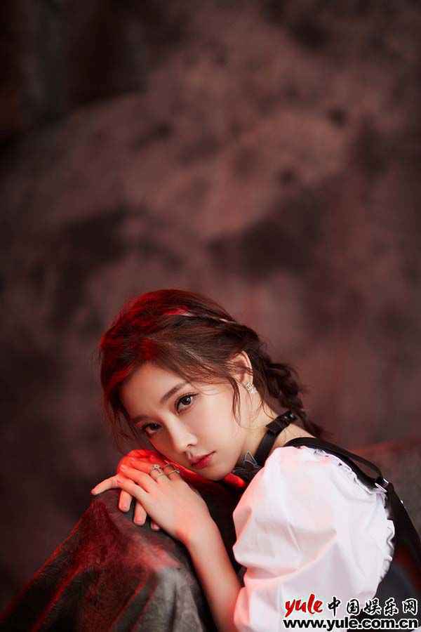 冯提莫《街头音浪》开口跪 武汉街头暖心开唱