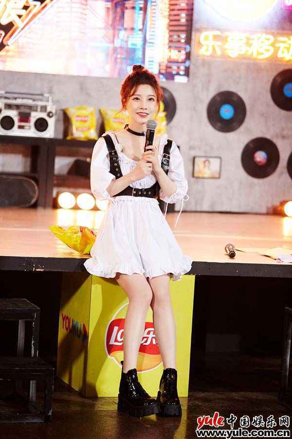 冯提莫《街头音浪》开口跪 武汉街头暖心开唱