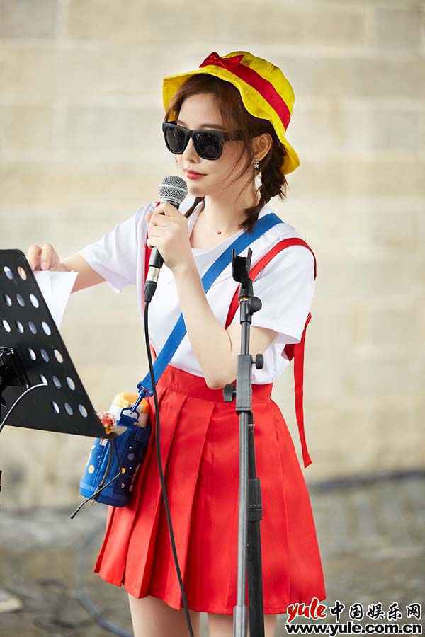 冯提莫《街头音浪》开口跪 武汉街头暖心开唱