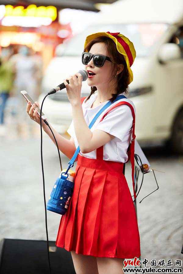 冯提莫《街头音浪》开口跪 武汉街头暖心开唱