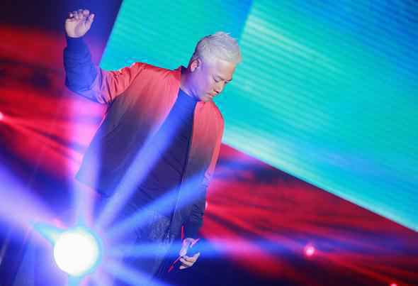 巫启贤回归《蒙面唱将猜猜猜》 综艺老顽童大秀唱功实力揭面