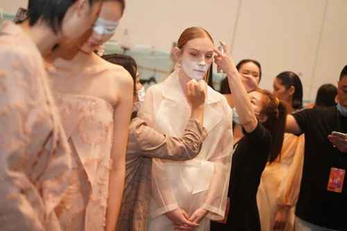 S/S 2021深圳时装周：朗黛国际 | 聚澎湃之活力，启新出发