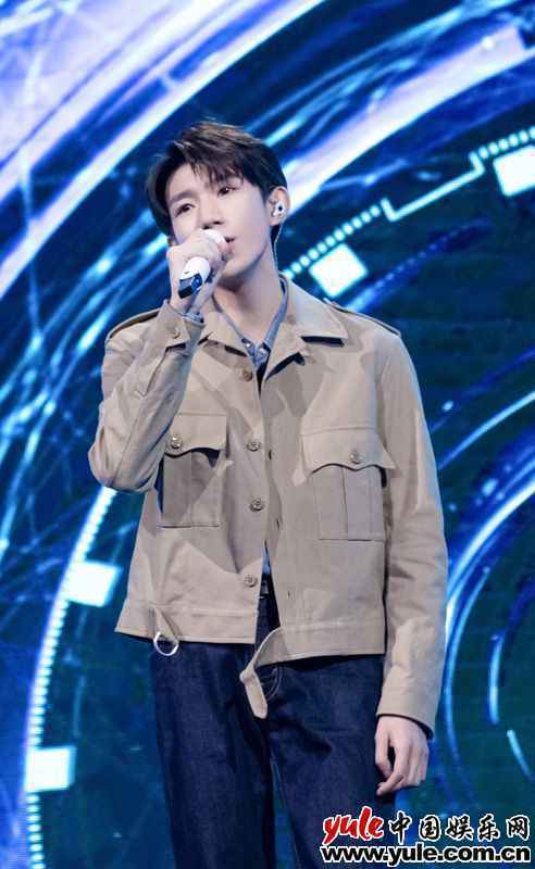 王源加入《我们的歌》B组挑战 《可乐》、《红豆》温柔声线代入感十足