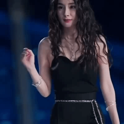 杨幂扶了个寂寞！沈腾回复：上台前答应扶，上去就忘得死死的！