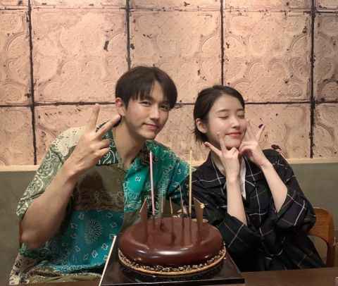 超经典男女合唱《唠叨》已经10周年!林瑟雍公开与IU的合照,玉泽演也一起呢!