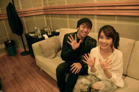 超经典男女合唱《唠叨》已经10周年!林瑟雍公开与IU的合照,玉泽演也一起呢!