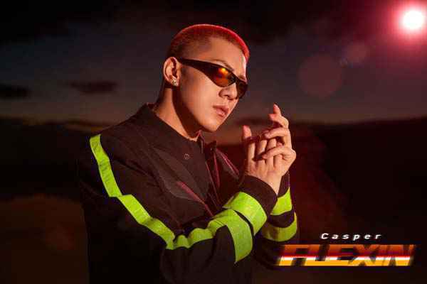 卡斯柏新单《Flexin》MV上线，轻科幻风质感十足