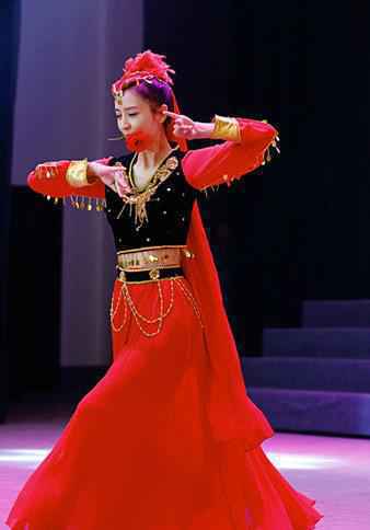 佟丽的娅新疆舞福利大放送 超治愈系励志“暖心丫”