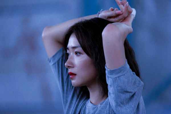 085835.97631121_1280 万茜李庚希《兔子暴力》曝东京电影节版海报 影片首映大获好评