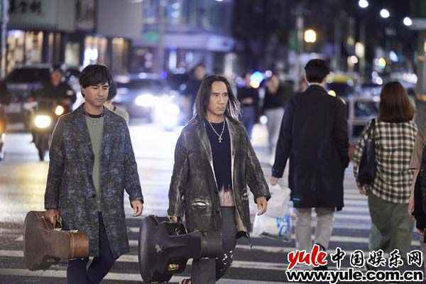 动力火车翻玩忠孝东路创回忆杀 新歌《跳上车子离开伤心的台北》MV演续作