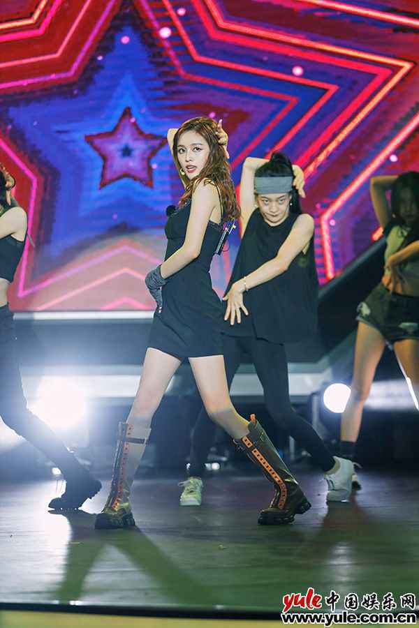 《完美的夏天》迎收官之夜,张韶涵李汶翰全新演绎《快乐崇拜》