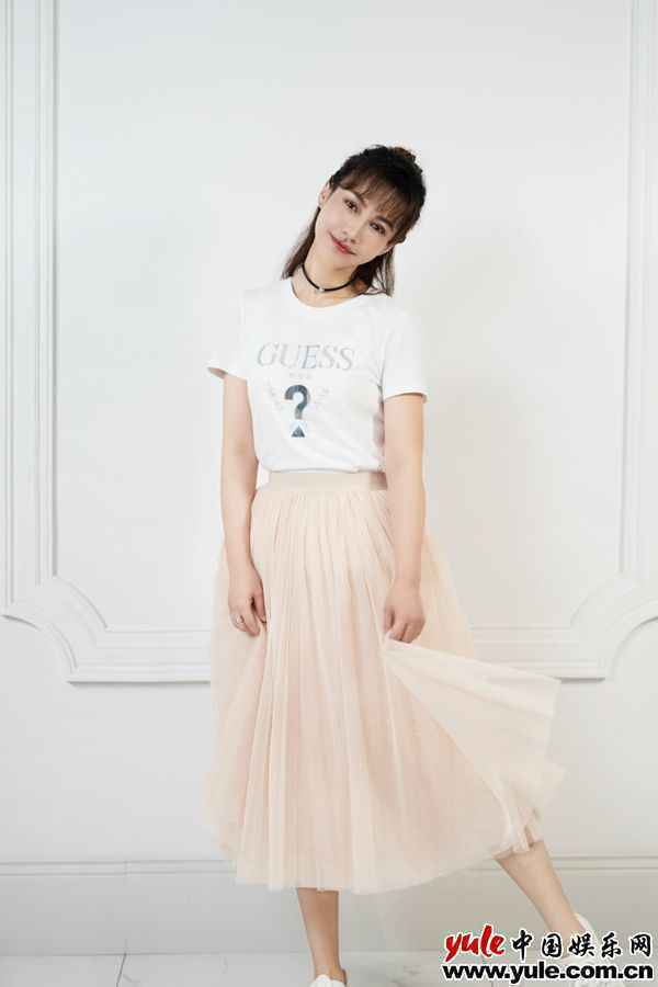 杨雪节目中分享穿搭理念 极简主义诠释时尚态度